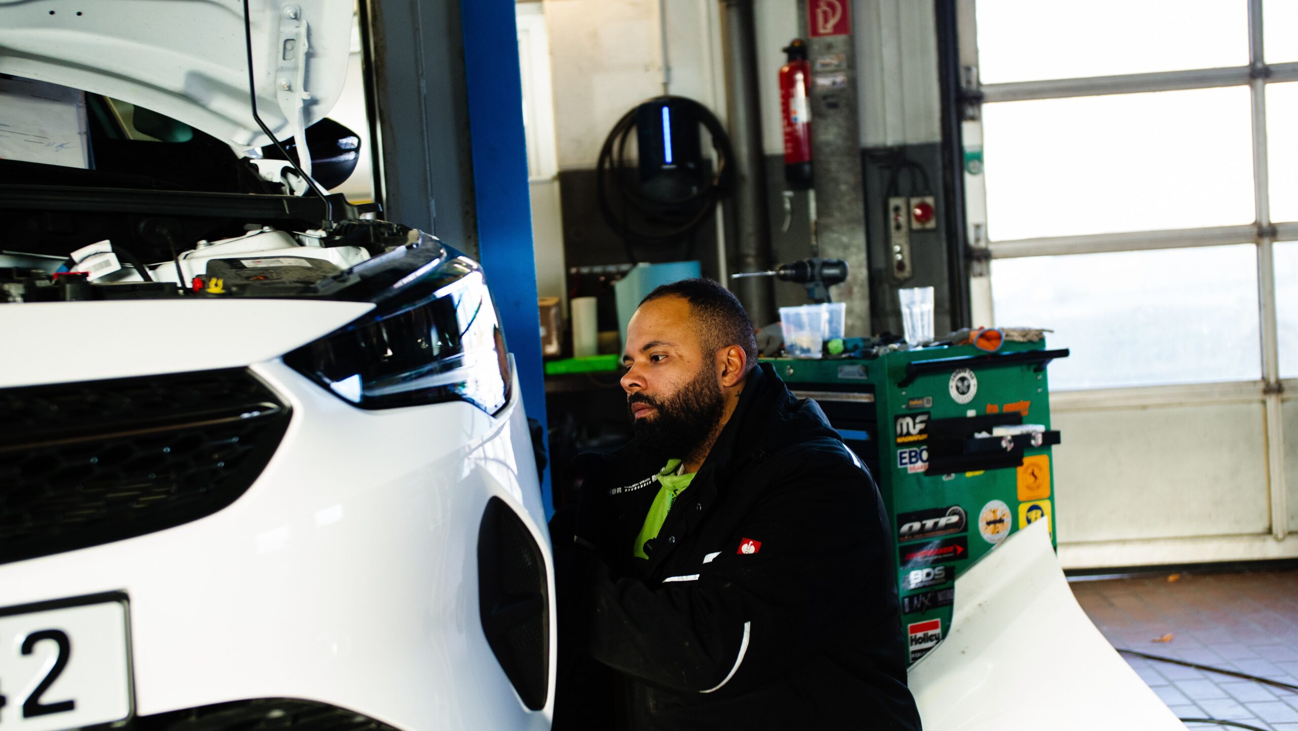 Auto krassen verwijderen: zelf doen of naar een specialist?